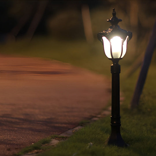 Traditional European-Style LED Outdoor Pathway Lamp Post – Durable & Waterproof