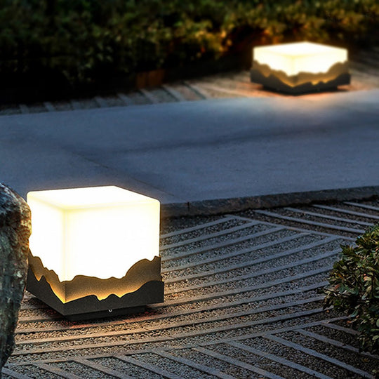 Outdoor Solar LED Waterproof Fence Post Light with Mountain Design